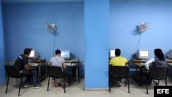 El Gobierno cubano ampliará desde junio los puntos de conexión pública a internet con nuevas salas de navegación como parte de su política de facilitar el acceso "social" a la red, pero continúa restringido su uso privado y desde los hogares.