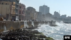 Las olas del mar rompen contra el muro del malecón habanero. 