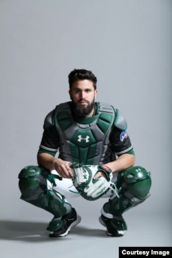 Fabián Peña, con el uniforme de los Manhattan Jaspers.