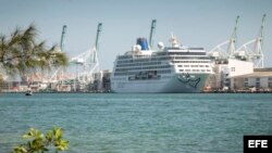 El crucero Adonia de la nueva línea de Carnival, Fathom, está anclado en el puerto de la Terminal de Cruceros de Miami, Florida (EE.UU.).