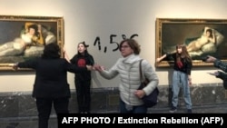 La protesta junto a los cuadros de Goya en el Museo del Padro.