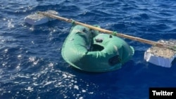 Una balsa en la que viajaban cubanos interceptados por la Guardia Costera de EEUU. (Foto: @USCGSoutheast)