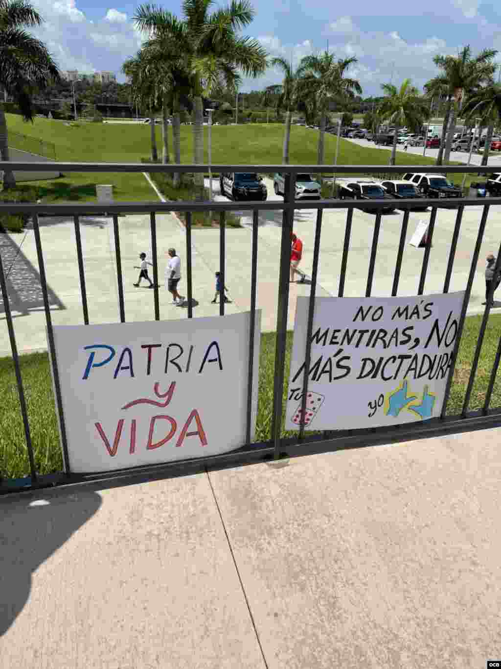 Pedidos por Cuba a la entrada del estadio de b&#233;isbol en Palm Beach