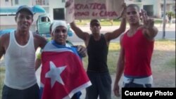 Los cuatro opositores que protestaron en la catedral de Santiago/ Tomada del Twitter de José Daniel Ferrer, UNPACU