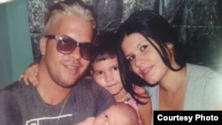 El preso político Yunior Sebey Mena y su familia. (Foto: Cortesía de la familia)