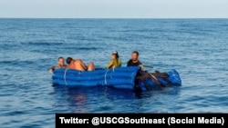 Balseros cubanos interceptados por la Guardia Costera de EEUU en aguas del sur de la Florida. (Foto: @USCGSoutheast)