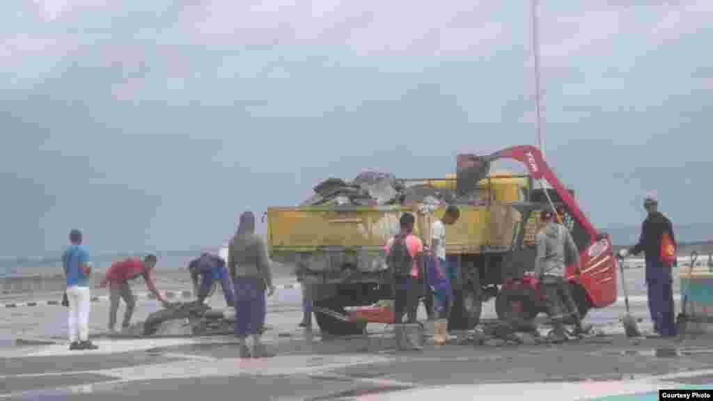 Una brigada de Servicios Comunales recoge escombros en el malecón. (Foto de Manuel Guerra/ Cubanet)