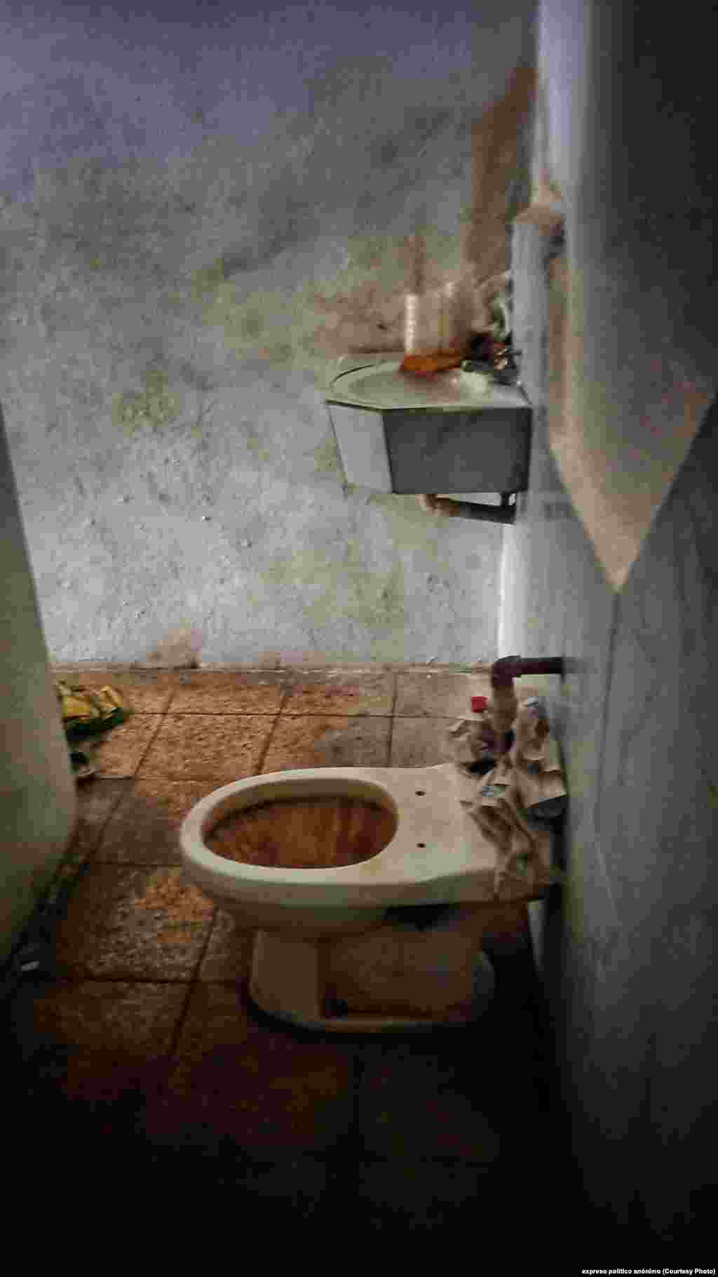 Fotos tomadas en los calabozos de Caimito, Artemisa, Cuba 2022 Baño de la prisión