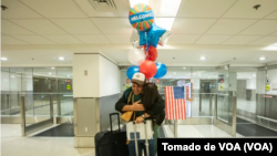 Elián Coto Sierra de Edeity abraza a su hermano, Maikel Antonio Coto Salazar, de Cuba, quien llega a Miami con el parole humanitario otorgado por EEUU.