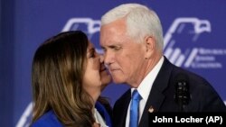 El exvicepresidente de EEUU Mike Pence y su esposa Karen, en la reunión anual de la Coalición Judía Republicana en Las Vegas. (AP/John Locher)