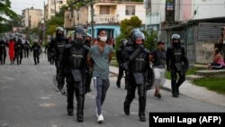 La policía antidisturbios recorre las calles luego de una protesta contra el régimen de Miguel Díaz-Canel en Arroyo Naranjo, La Habana el 12 de julio de 2021. Foto: Yamil Lage/AFP