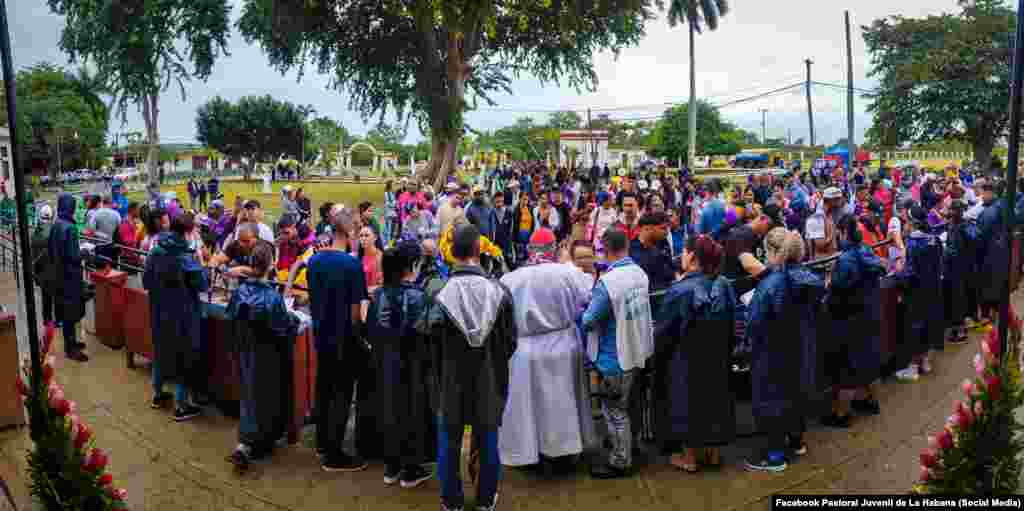 Jóvenes católicos, junto al cardenal Juan de la Caridad García, se reúnen en el Santuario Nacional de San Lázaro, en las celebraciones por el día del santo. 