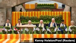 Líderes del G20, incluyendo al primer ministro de India, Narendra Modi, los presidentes de Brasil, Luiz Inácio Lula da Silva, y EEUU, Joe Biden, y el premier británico, Rishi Sunak, visitan el monumento a Mahatma Gandhi.