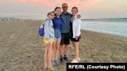 Alsu Kurmasheva junto a sus hijas y esposo. (Tomada de RFE/RL)