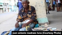 Un vendedor de baratijas en un portal de La Habana (Foto cortesía Juan Antonio Madrazo Luna)