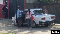 ARCHIVO. Momento en que la activista Marisol Peña y su hija de 7 años, ahora en el exilio, son conducidas en una patrulla policial hacia un interrogatorio al que la niña fue citada.