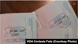 Tres pasaportes cubanos con estampas de Inmigración de parole humanitario. 