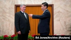 Una relación de larga data: el presidente chino Xi Jinping recibe a Díaz-Canel durante la visita del cubano a Beijing, en junio de 2013, en calidad de primer vicepresidente del Consejo de Estado.