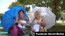 La historiadora Alina Bárbara López Hernández y la antropóloga Jenny Pantoja, en el Parque de la Libertad de la ciudad de Matanzas (de izquierda a derecha).