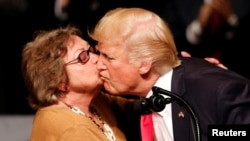 El presidente Trump junto a la expresa política cubana Cary Roque, en el Teatro Manuel Artime de Miami, el 16 de junio de 2017. REUTERS/Joe Skipper.