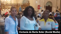 De derecha a izquierda, Eralidis Frómeta, Berta Soler y Danaisy Muñoz, en la Misa de la Paz, en la Catedral de La Habana, el 1 de enero de 2024.