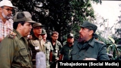 El ex miembro del Comité Central del PC, Manuel Menéndez Castellanos, a la izquierda, en Cienfuegos el 18 de octubre de 1996. (Trabajadores).