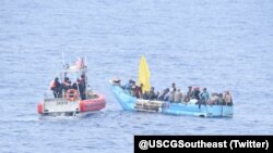 Una embarcación con migrantes irregulares a bordo es interceptada por la Guardia Costera estadounidense. (Foto: Twitter/@USCGSoutheast)