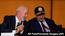 El presidente de Brasil, Luiz Inácio Lula da Silva, a la izquierda, y el presidente de Colombia, Gustavo Petro, en la inauguración de la Feria Internacional del Libro en Bogotá, Colombia, el 17 de abril de 2024. 