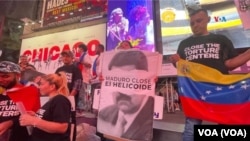 Con carteles exigiendo el cierre de la cárcel El Helicoide, venezolanos se manifestaron durante la exhibición del un proyecto de realidad virtual en Nueva York, el martes 19 de septiembre de 2023.