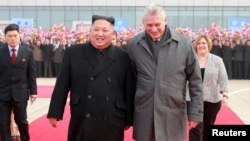 El líder norcoreano Kim Jong Un despide a Miguel Díaz-Canel y su esposa Lis Cuesta en Pyongyang, el 7 de noviembre de 2018 publicada por la Agencia Central de Noticias de Corea del Norte (KCNA). KCNA vía REUTERS