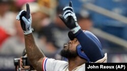 Adolis García, de los Rangers de Texas, celebra su jonrón contra los Rays de Tampa Bay, este miércoles en St. Petersburg, Florida. (AP/John Raoux)