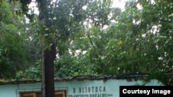 Madre con sus tres hijos vive en la biblioteca de San Germán, Holguín