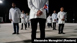 Médicos cubanos participan en una ceremonia antes de partir hacia Turquía en 2023 para ayudar en las labores de rescate del terremoto. Foto: Alexandre Meneghini 