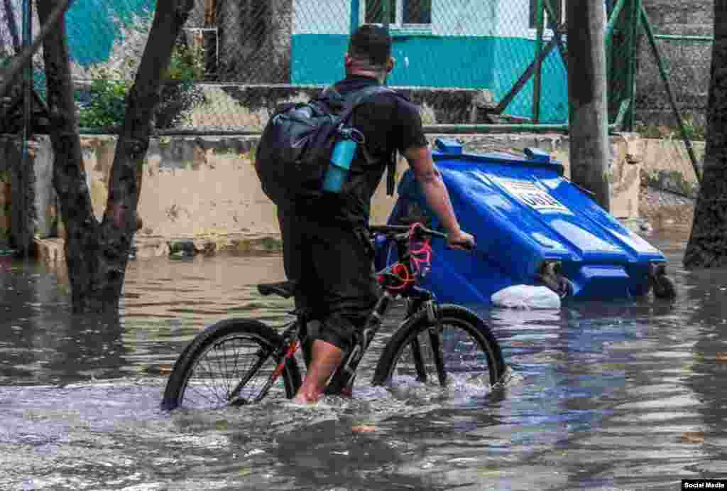 Inundaciones en zonas del litoral habanero a causa de las intensas lluvias y fuertes marejadas en la costa occidental que afectaron la isla este lunes. (Facebook Canal Caribe)