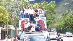 Líderes opositores llegan en un camión a manifestación en Caracas 