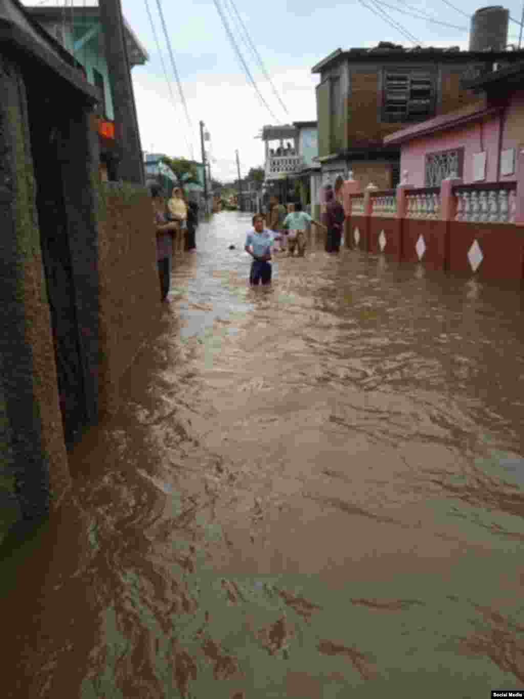 Desbordado el Río Hatibonico, que atraviesa la ciudad de Camagüey, informa el periodista cubano, Jose Luis Tan Estrada. Foto tomada de Facebook/Jose Luis Tan Estrada