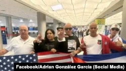 Ktivo Disidente a su llegada a Miami, junto a cubanos exiliados. (Facebook/Adrian González García)