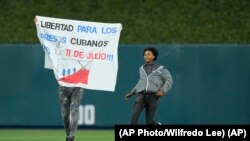 Un cartel desplegado por el artista cubano El Sexto en el terreno del Loan Depot Park, en Miami, exigiendo "Libertad para los presos cubanos del 11 de julio", en el Clásico Mundial de Béisbol, el 19 de marzo de 2023. (AP/Wilfredo Lee).