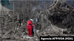 Las ruinas que dejó un ataque aéreo ruso, en Zaporizhzhia, Ucrania, el 22 de marzo de 2024. Según el gobernador de Zaporizhzhia, 12 misiles rusos alcanzaron la región a primera hora del viernes, destruyendo varias casas e hiriendo a un número indeterminado de personas.