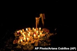 .Una seguidora del culto a María Lionza coloca una ofrenda de fruta durante una reunión anual en la montaña de Sorte, en el estado venezolano de Yaracuy..13/10/2009 (AP Photo/Ariana Cubillos