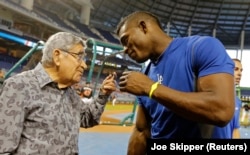 Felo Ramírez junto a Yasiel Puig, en agosto de 2013. ( REUTERS/Joe Skipper/Archivo)