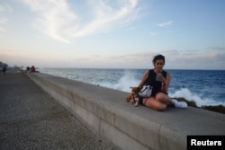 Una joven se conecta a internet en el Malecón habanero. (REUTERS/Alexandre Meneghini/Archivo)