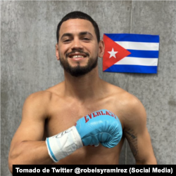 Robeisy "El Tren" Ramírez posa con una bandera cubana celebrando su victoria ante el japonés Satoshi Shimizu.