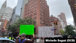 Manifestantes protestan frente a Misión de Cuba en Nueva York, 18 de septiembre del 2023.