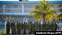 Guardias se preparan para tomar sus posiciones en la cárcel de máxima seguridad Combinado del Este, en La Habana. (Adalberto Roque/AFP)