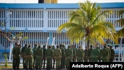 Guardias se preparan para tomar sus posiciones en la cárcel de máxima seguridad Combinado del Este, en La Habana. (Adalberto Roque/AFP)