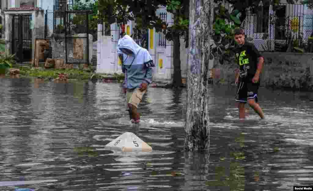 Calles de El Vedado cercanas al Malecón, amanecieron inundadas. (Facebook Canal Caribe)