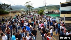 La gente se reúne afuera de un colegio electoral para emitir su voto en las elecciones presidenciales de Venezuela, en San Cristóbal, Venezuela, el 28 de julio de 2024. REUTERS/Carlos Eduardo Ramírez