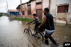 Inundaciones por lluvias de Idalia en Batabanó, Mayabeque. (Yamil LAGE/AFP)