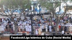 Musulmanes reunidos en el Paseo del Prado, en La Habana. 